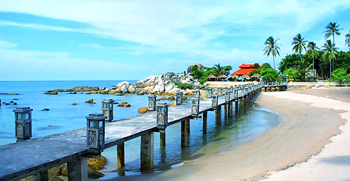 http://www.indonesia-tourism.com/bangka-belitung/images/pantai-parai-tenggiri.jpg