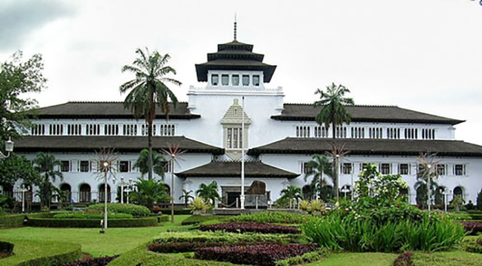 http://www.indonesia-tourism.com/west-java/images/bandung.jpg