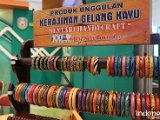 Mentari-Handicraft-wooden-braceletes.JPG