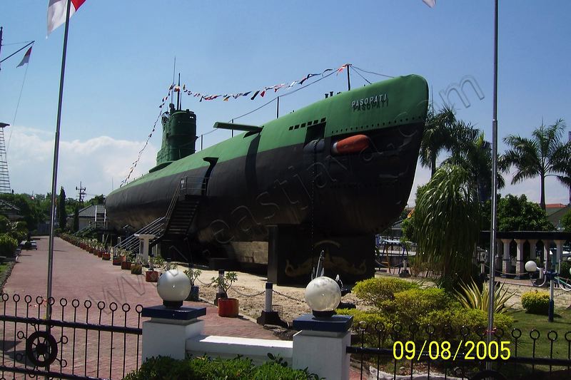 submarine_monument0001.jpg