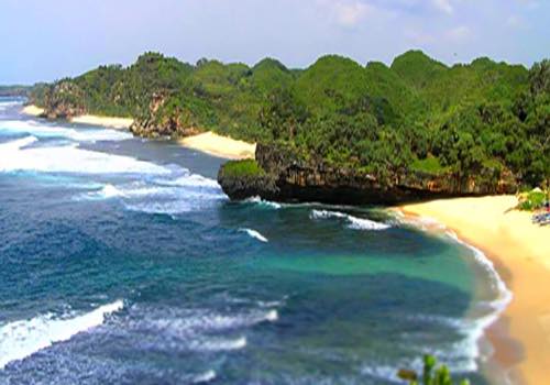 Pantai Drini dilihat dari samping