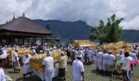 ulun-danu-bratan-temple-tabanan-bali-1.jpg