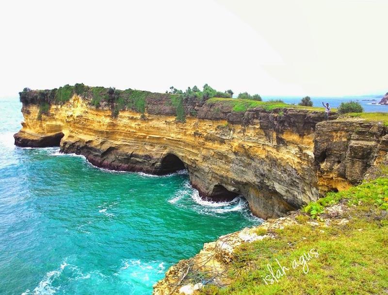 Karang Bolong Beach in Pacitan – Visit Indonesia – The Most Beautiful