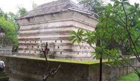 gallery/gresik/siti-fatimah-binti-maimun-grave.jpg