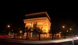monument-simpang-lima-gumul-kediri-east-java-1.jpg