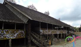 rumah-adat-suku-dayak-kenyah-di-desa-pampang-2.JPG