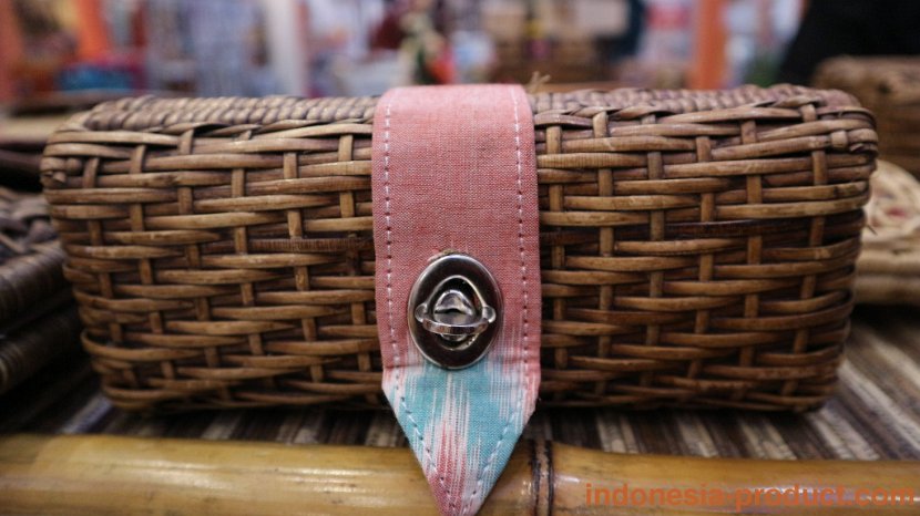 Arina-Rattan-and-Flowers-Accessories
