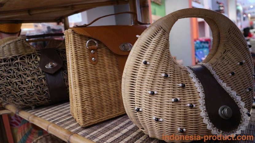 Arina-Rattan-and-Flowers-Fashion-Bag