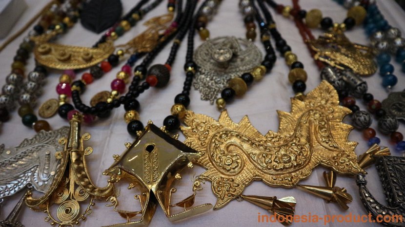 Caprini-Batik-Necklaces-Accessories