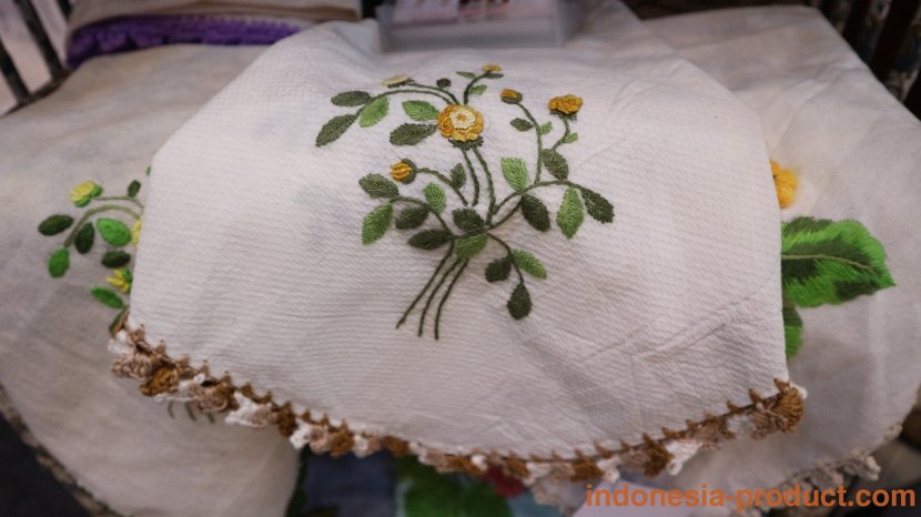 Cattelya-Hand-Embroidery-table-case