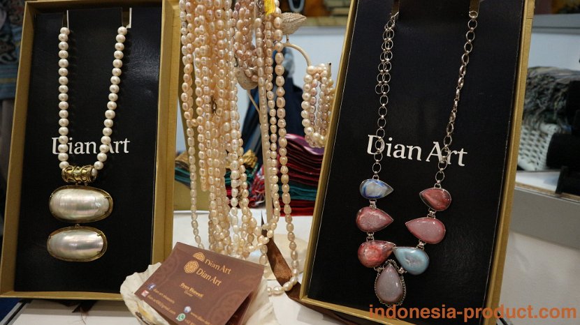 Dian-Art-woman-necklaces