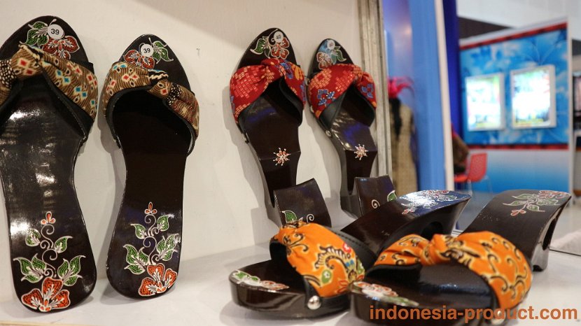Dinda-Klompen-Malang-craft-and-souvenir