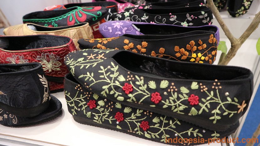 Dinda-Klompen-Malang-embroidery-shoes