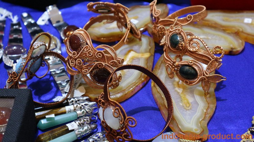 Gita-Batu-Alam-Wire-Stone-Jewelry
