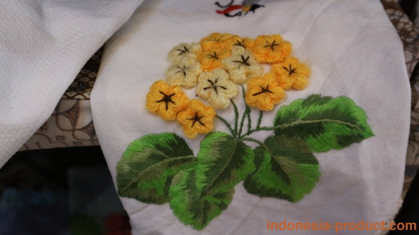 Raz'h-Creation-Hand-Embroidery