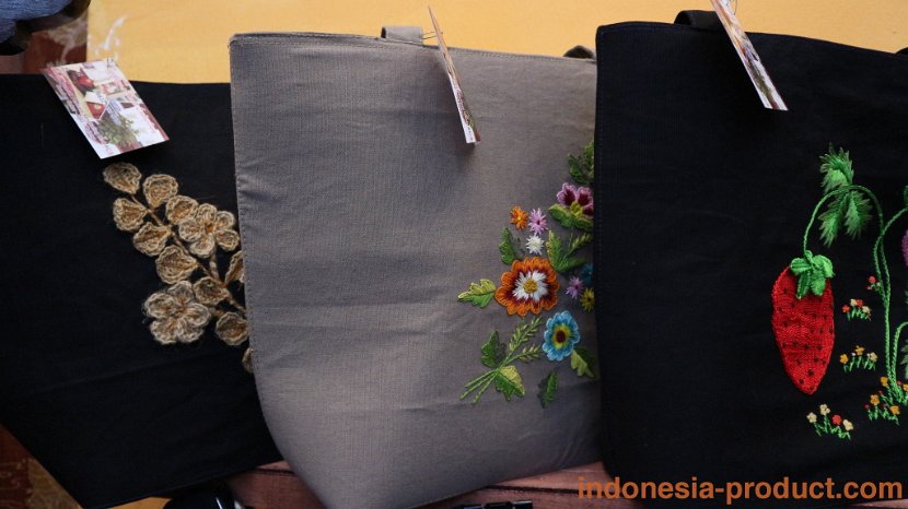 Raz'h-Creation-embroidery-bag