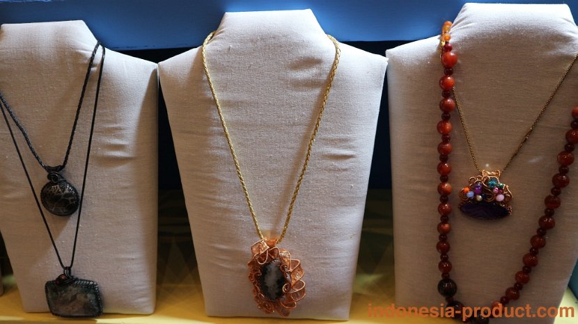 Wulan-Handayani-necklace-accessories