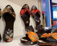 Dinda-Klompen-Malang-craft-and-souvenir.JPG
