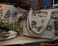 Karya-Ikat-Jumput-Mandiri-handpainting-kanvas-bag.JPG