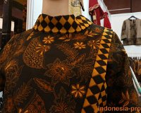 Yasokhy-handwritin-batik-cloth.JPG