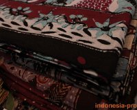 gringsing-batik-traditional-garment-fabric-02.JPG