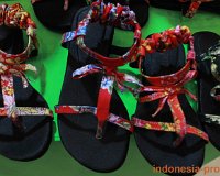 indonesia-traditional-etnic-handmade-shoes-slippers-02.JPG