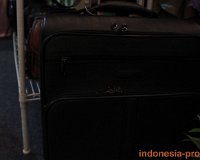 intako-handmade-bag-suitcase-wallet-belt-03.JPG