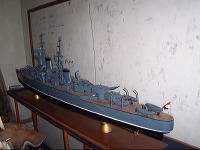 miniature-ship-hand_1f86281