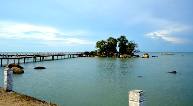 Simping Island in Singkawang City convenient for serene swimming and tranquil waters.
