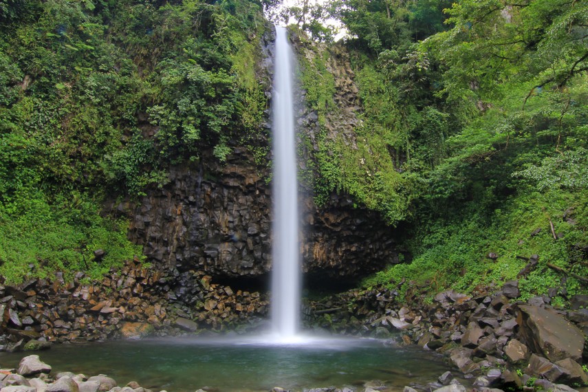 https://www.indonesia-tourism.com/west-sumatra/padang/images/lembah_anai_waterfall.jpg?utm_source=chatgpt.com