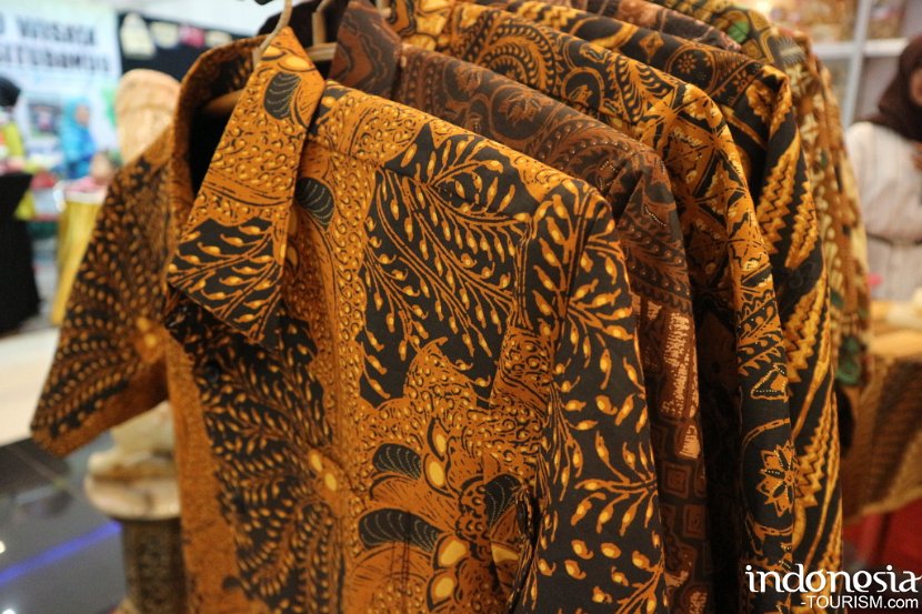 Gayatri-handwriting-batik-garment