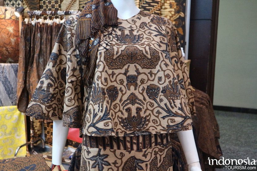 Jawi-Kinasih-fashion-woman