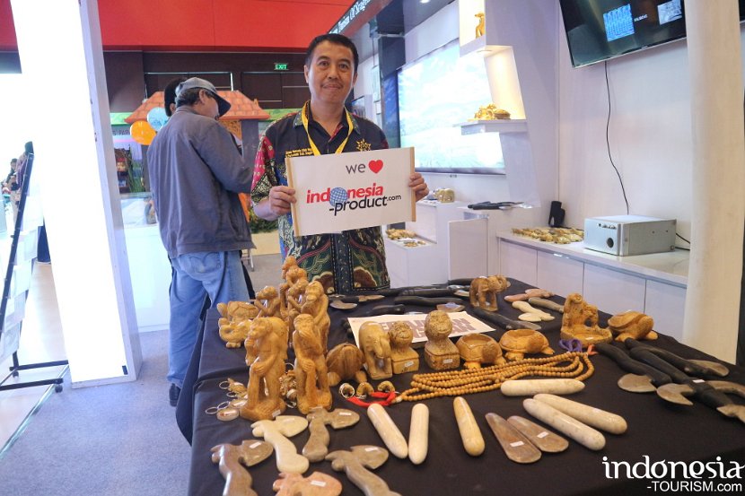 Kabupaten-Blitar-wooden-carved