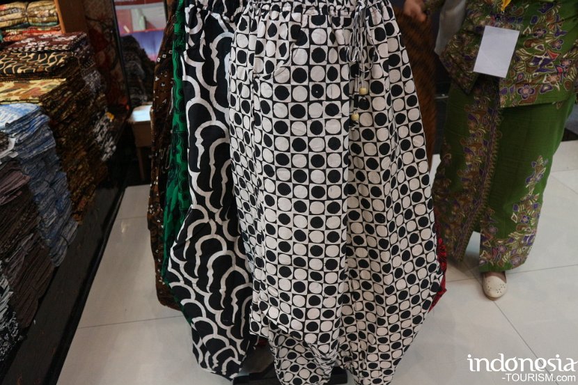 Moro-Dadi-batik-skirt