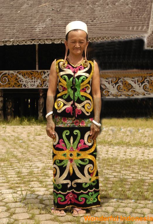 dayak_lady_with_tra_1c838f4.jpg
