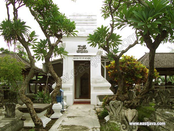 pusponegoro_graveyar_3c1d21.jpg