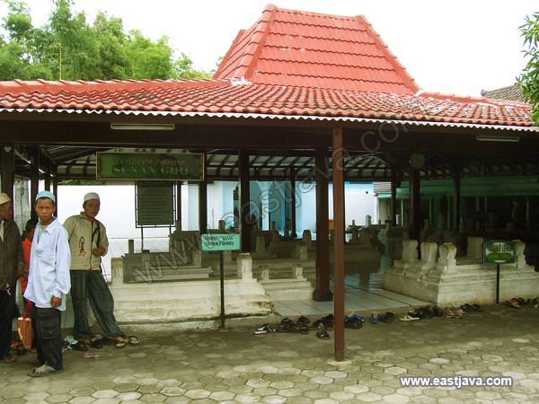 sunan_giri_graveyard_1.jpg