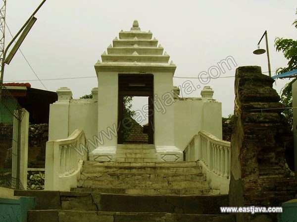 sunan_giri_gresik_east_java.jpg
