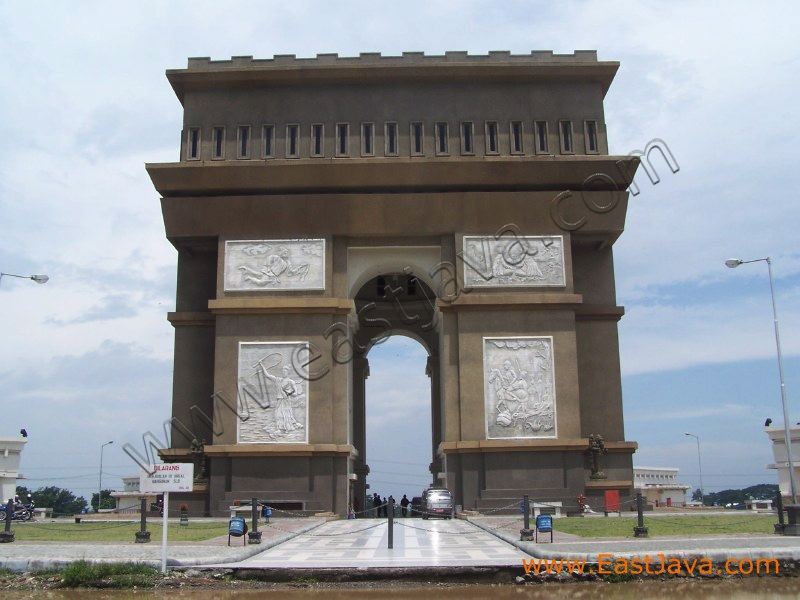 gumul_monument_kediri_1.jpg