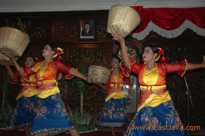 boranan_dance_lamong_3c1e14.jpg