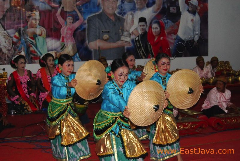 caping_ngancak_dance_3c1e1f.jpg