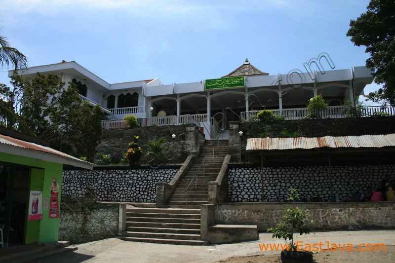 sendang_duwur_gravey_3c1e34.jpg
