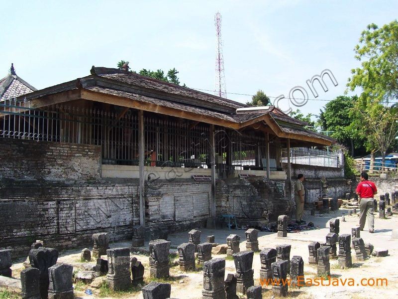 sunan_drajat_grave_l_3c1e3b.jpg