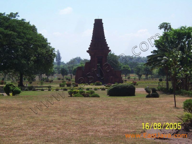 bajangratu_temple_mojokerto.jpg