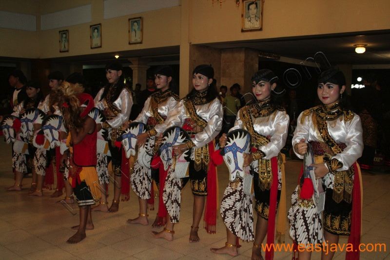 traditional_dance_po_3c25ee.jpg