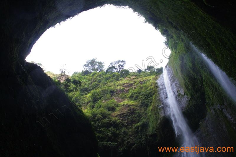 madakaripura_waterfa_3d8e1f.jpg