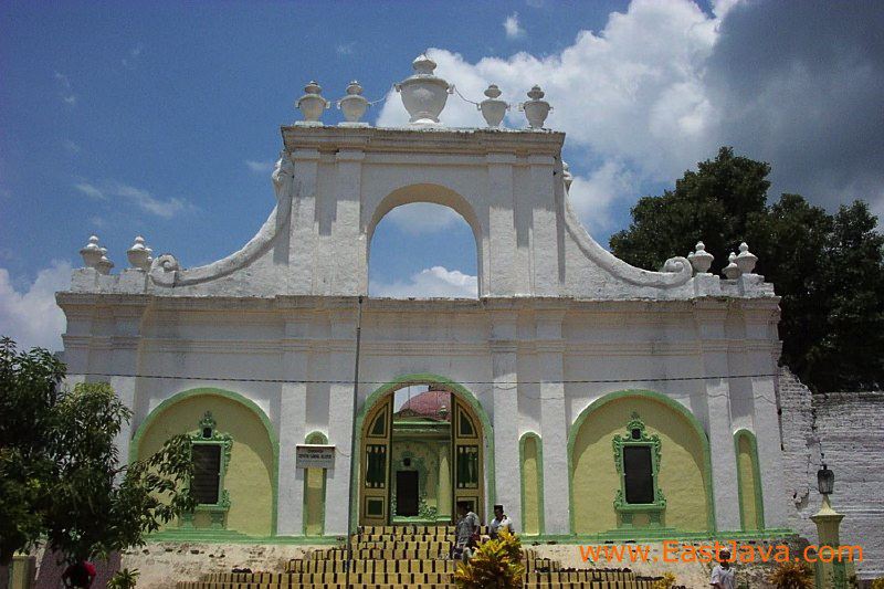 asta_tinggi_cemetery_1.jpg