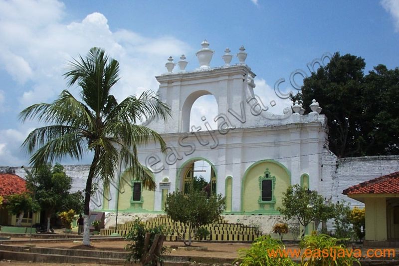 asta_tinggi_cemetery_2.jpg