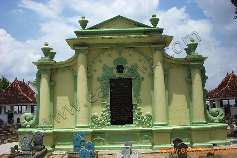 asta_tinggi_cemetery_3.jpg