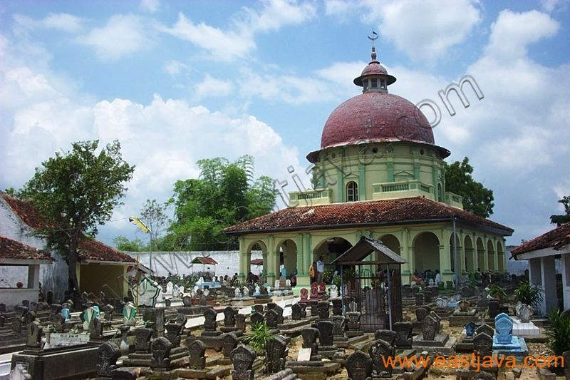 asta_tinggi_cemetery_4.jpg